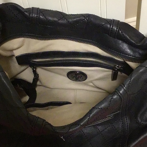 Tory Burch quilted leather purse with gun metal chain strap. - Picture 9 of 12